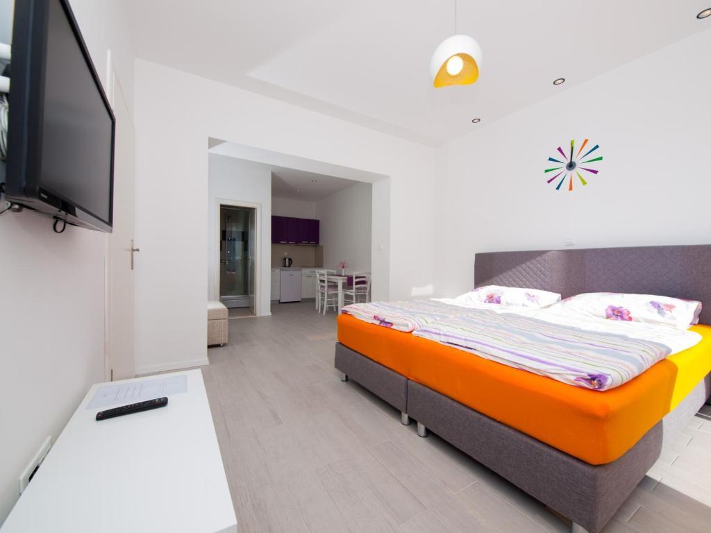 Apartment F & P