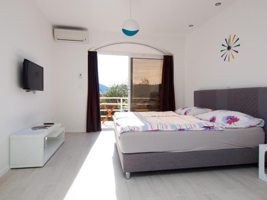 Apartment F & P *